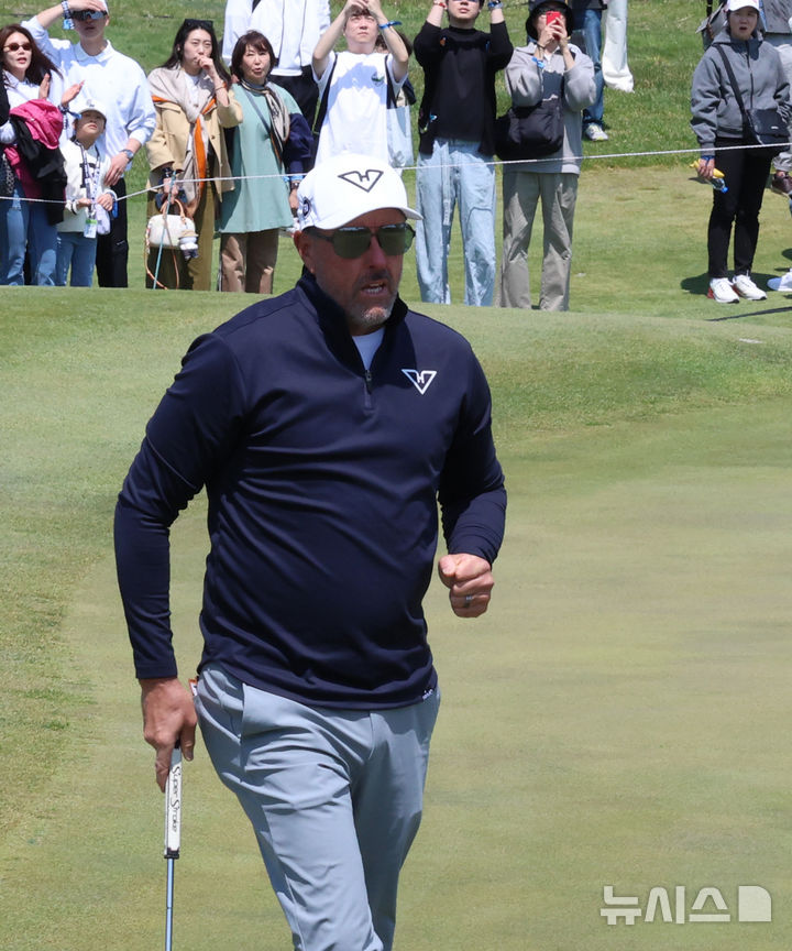 [인천=뉴시스] 전진환 기자 = LIV 골프 코리아 1라운드 경기가 열린 2일 인천 연수구 잭니클라우스CC에서 필 미컬슨이 1번호 퍼팅에 성공 후 주먹을 쥐어보이고 있다. 2025.05.02. photo@newsis.com