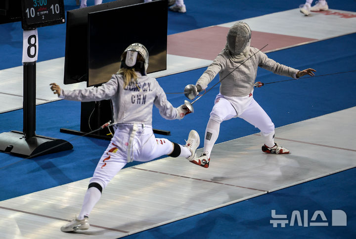 [서울=뉴시스] 정병혁 기자 = 2일 서울 송파구 SK핸드볼경기장에서 열린 2025 서울 SK텔레콤 국제그랑프리펜싱선수권대회 여자 사브르 예선에 출전한 선수들이 경기를 펼치고 있다. 그랑프리는 펜싱 국제대회 중 올림픽, 세계선수권대회 다음으로 많은 세계랭킹 포인트를 주는 대회로 SK핸드볼경기장에서 2일부터 4일까지 열린다. 2025.05.02. jhope@newsis.com