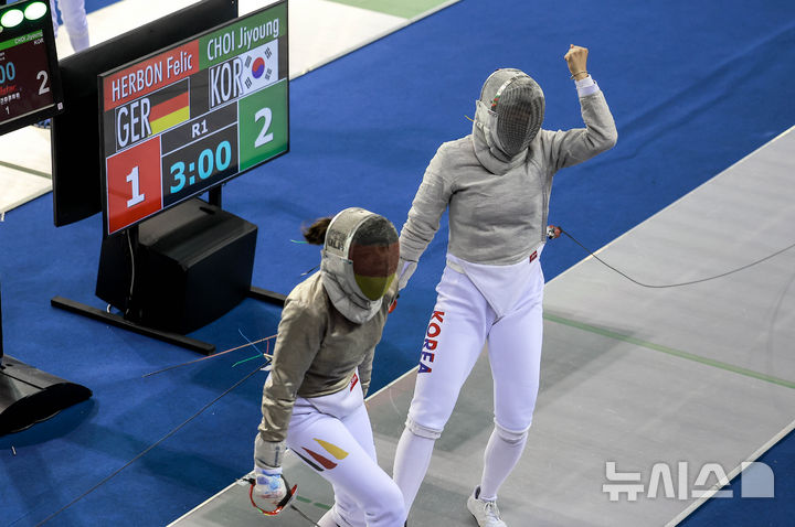 [서울=뉴시스] 정병혁 기자 = 2일 서울 송파구 SK핸드볼경기장에서 열린 2025 서울 SK텔레콤 국제그랑프리펜싱선수권대회 여자 사브르 예선에 출전한 선수들이 경기를 펼치고 있다. 그랑프리는 펜싱 국제대회 중 올림픽, 세계선수권대회 다음으로 많은 세계랭킹 포인트를 주는 대회로 SK핸드볼경기장에서 2일부터 4일까지 열린다. 2025.05.02. jhope@newsis.com