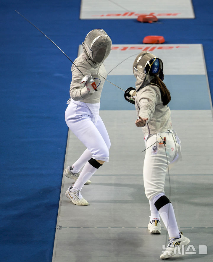 [서울=뉴시스] 정병혁 기자 = 2일 서울 송파구 SK핸드볼경기장에서 열린 2025 서울 SK텔레콤 국제그랑프리펜싱선수권대회 여자 사브르 예선에 출전한 선수들이 경기를 펼치고 있다. 그랑프리는 펜싱 국제대회 중 올림픽, 세계선수권대회 다음으로 많은 세계랭킹 포인트를 주는 대회로 SK핸드볼경기장에서 2일부터 4일까지 열린다. 2025.05.02. jhope@newsis.com