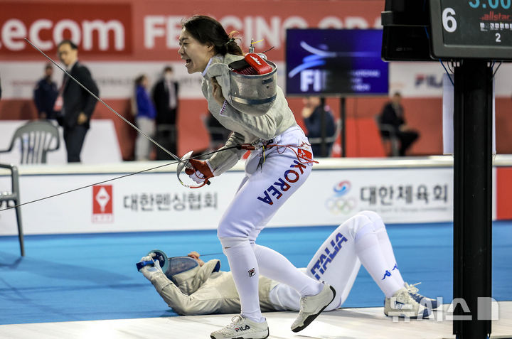 [서울=뉴시스] 정병혁 기자 = 2일 서울 송파구 SK핸드볼경기장에서 열린 2025 서울 SK텔레콤 국제그랑프리펜싱선수권대회 여자 사브르 예선에 출전한 선수들이 경기를 펼치고 있다. 그랑프리는 펜싱 국제대회 중 올림픽, 세계선수권대회 다음으로 많은 세계랭킹 포인트를 주는 대회로 SK핸드볼경기장에서 2일부터 4일까지 열린다. 2025.05.02. jhope@newsis.com