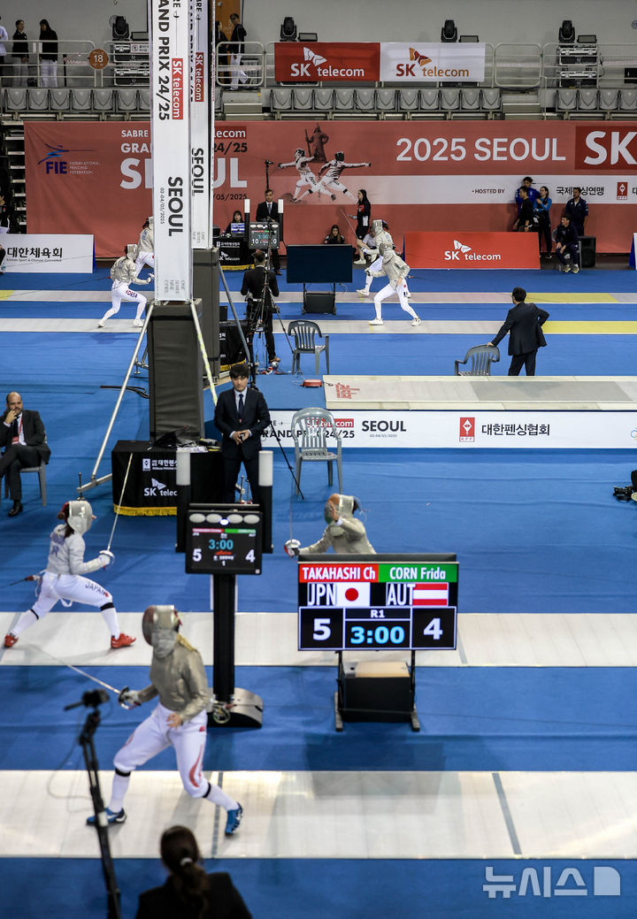 [서울=뉴시스] 정병혁 기자 = 2일 서울 송파구 SK핸드볼경기장에서 열린 2025 서울 SK텔레콤 국제그랑프리펜싱선수권대회 여자 사브르 예선에 출전한 선수들이 경기를 펼치고 있다. 그랑프리는 펜싱 국제대회 중 올림픽, 세계선수권대회 다음으로 많은 세계랭킹 포인트를 주는 대회로 SK핸드볼경기장에서 2일부터 4일까지 열린다. 2025.05.02. jhope@newsis.com