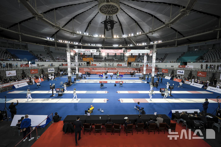 [서울=뉴시스] 정병혁 기자 = 2일 서울 송파구 SK핸드볼경기장에서 열린 2025 서울 SK텔레콤 국제그랑프리펜싱선수권대회 여자 사브르 예선에 출전한 선수들이 경기를 펼치고 있다. 그랑프리는 펜싱 국제대회 중 올림픽, 세계선수권대회 다음으로 많은 세계랭킹 포인트를 주는 대회로 SK핸드볼경기장에서 2일부터 4일까지 열린다. 2025.05.02. jhope@newsis.com