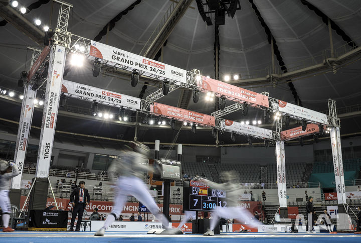 [서울=뉴시스] 정병혁 기자 = 2일 서울 송파구 SK핸드볼경기장에서 열린 2025 서울 SK텔레콤 국제그랑프리펜싱선수권대회 여자 사브르 예선에 출전한 선수들이 경기를 펼치고 있다. 그랑프리는 펜싱 국제대회 중 올림픽, 세계선수권대회 다음으로 많은 세계랭킹 포인트를 주는 대회로 SK핸드볼경기장에서 2일부터 4일까지 열린다. 2025.05.02. jhope@newsis.com