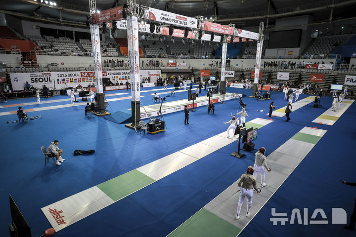 [서울=뉴시스] 정병혁 기자 = 2일 서울 송파구 SK핸드볼경기장에서 열린 2025 서울 SK텔레콤 국제그랑프리펜싱선수권대회 여자 사브르 예선에 출전한 선수들이 경기를 펼치고 있다. 그랑프리는 펜싱 국제대회 중 올림픽, 세계선수권대회 다음으로 많은 세계랭킹 포인트를 주는 대회로 SK핸드볼경기장에서 2일부터 4일까지 열린다. 2025.05.02. jhope@newsis.com