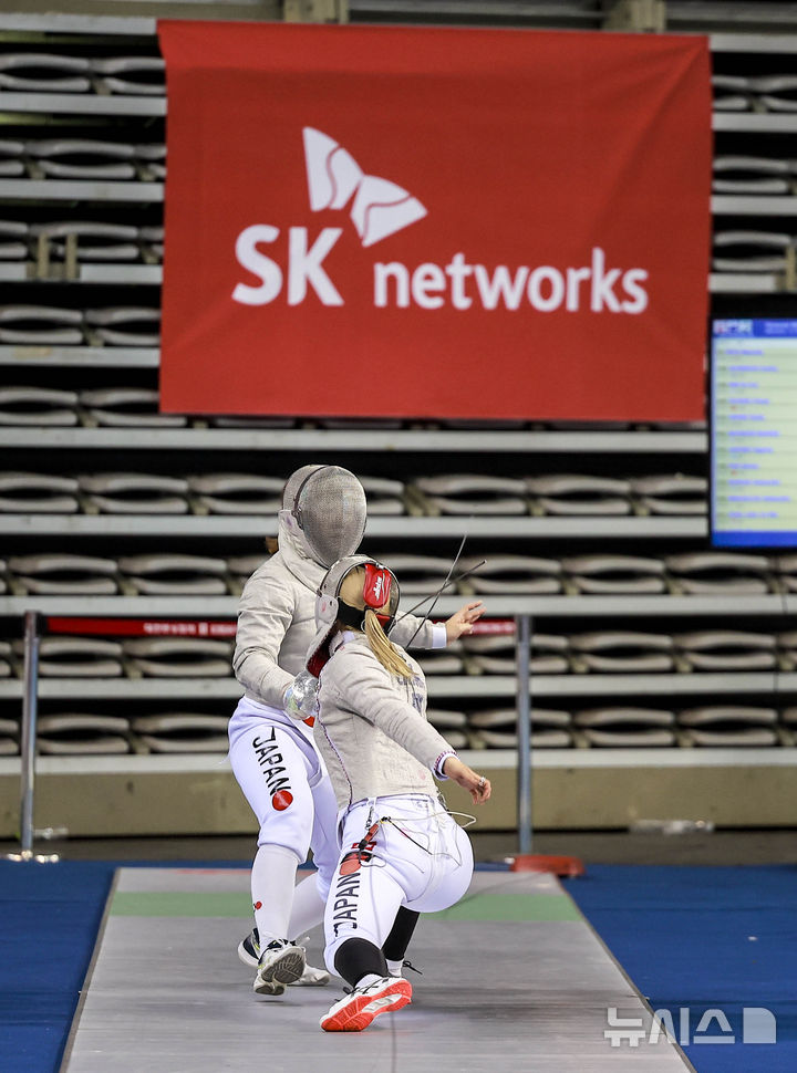 [서울=뉴시스] 정병혁 기자 = 2일 서울 송파구 SK핸드볼경기장에서 열린 2025 서울 SK텔레콤 국제그랑프리선수권대회 여자 사브르에 출전한 선수들이 경기를 펼치고 있다. 그랑프리는 펜싱 국제대회 중 올림픽, 세계선수권대회 다음으로 많은 세계랭킹 포인트를 주는 대회로 SK핸드볼경기장에서 2일부터 4일까지 열린다. 2025.05.02. jhope@newsis.com