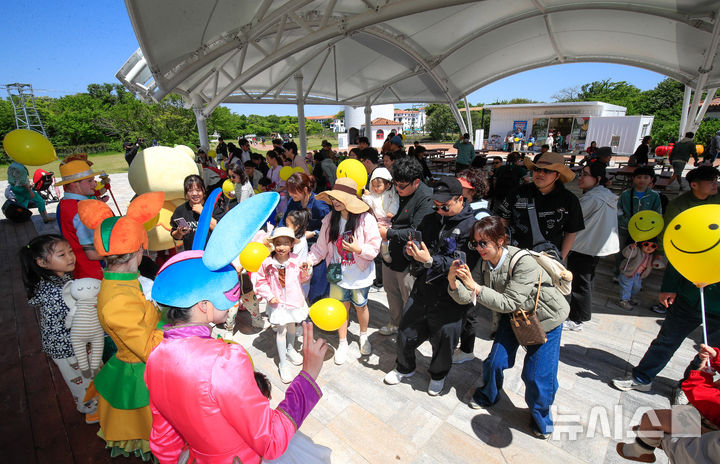 [제주=뉴시스] 우장호 기자 = 어린이날을 사흘 앞둔 2일 제주시 조천읍 에코랜드 테마파크 내 클라우드 스테이지에서 가족단위 관람객들이 특별 공연을 감상하며 즐거운 시간을 보내고 있다. 2025.05.02. woo1223@newsis.com