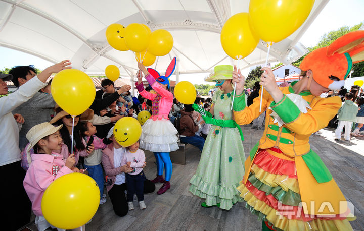 [제주=뉴시스] 우장호 기자 = 어린이날을 사흘 앞둔 2일 제주시 조천읍 에코랜드 테마파크 내 클라우드 스테이지에서 가족단위 관람객들이 특별 공연을 감상하며 즐거운 시간을 보내고 있다. 2025.05.02. woo1223@newsis.com