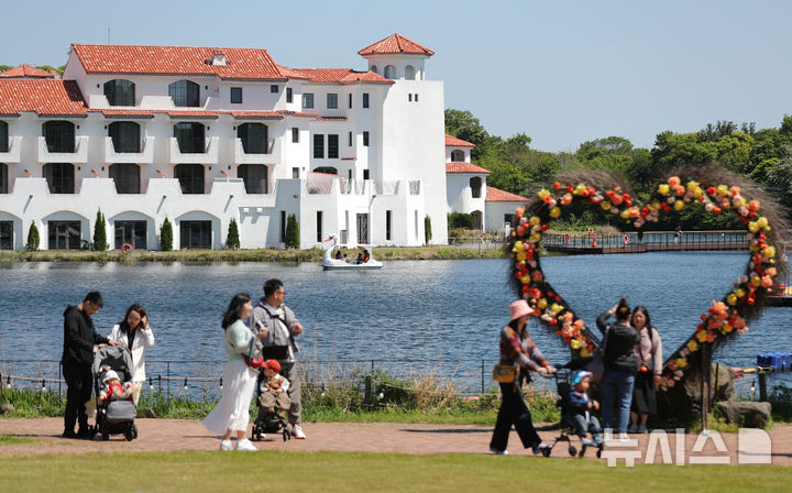 [제주=뉴시스] 우장호 기자 = 어린이날을 사흘 앞둔 2일 제주시 조천읍 에코랜드 테마파크를 찾은 가족단위 관람객들이 초여름 정취를 만끽하고 있다. 2025.05.02. woo1223@newsis.com