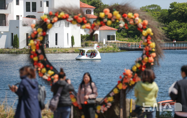 [제주=뉴시스] 우장호 기자 = 어린이날을 사흘 앞둔 2일 제주시 조천읍 에코랜드 테마파크 내 호수에서 가족단위 방문객들이 오리배를 타며 초여름 정취를 만끽하고 있다. 2025.05.02. woo1223@newsis.com