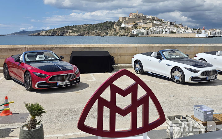 [이비사=뉴시스] 박현준 기자 = 지난달 28일(현지 시간) 스페인 이비사 섬 마리나 보타폭 항구에서 열린 '메르세데스-마이바흐 SL 글로벌 미디어 시승행사'에서 메르세데스-마이바흐 SL 680 차량이 공개되고 있다. 2025.05.13. parkhj@newsis.com