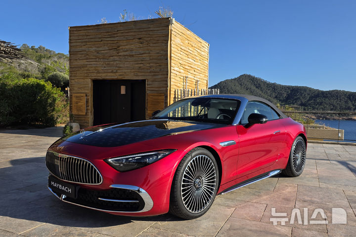 [이비사=뉴시스] 박현준 기자 = 지난 4월28일(현지 시간) 스페인 이비사 섬 식스센스 호텔에서 열린 '메르세데스-마이바흐 SL 글로벌 미디어 시승행사'에서 메르세데스-마이바흐 SL 680 차량이 공개되고 있다. 2025.05.13. parkhj@newsis.com