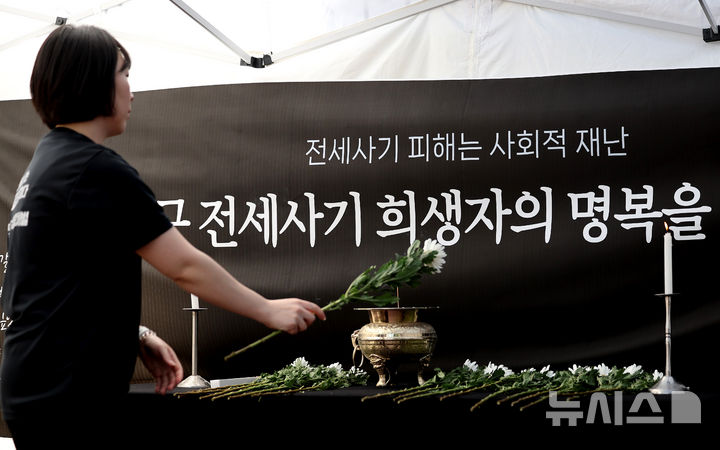 [대구=뉴시스] 이무열 기자 = 2일 대구 중구 동성로에 설치된 대구 전세사기 희생자 1주기 추모 분향소에서 전세사기·깡통전세 피해 대구 대책위원회, 전세사기 대구 피해자 모임 관계자들이 희생자를 추모하고 있다. 2025.05.02. lmy@newsis.com