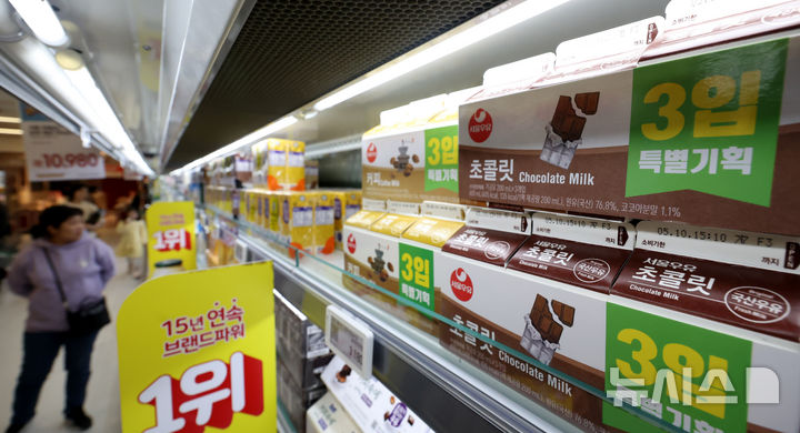 [서울=뉴시스] 추상철 기자 = 2일 오후 서울 시내 한 대형마트에 서울우유 가공유가 진열돼 있다. 2025.05.02. scchoo@newsis.com