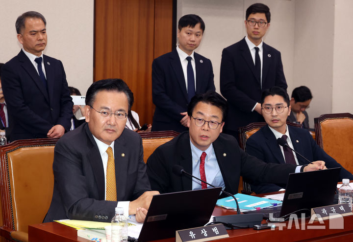 [서울=뉴시스] 조성봉 기자 = 곽규택(가운데) 국민의힘 의원이 2일 오후 서울 여의도 국회에서 열린 법제사법위원회 전체회의에서 정청래 법사위원장의 퇴장명령에 대하 항의하고 있다. 2025.05.02. suncho21@newsis.com