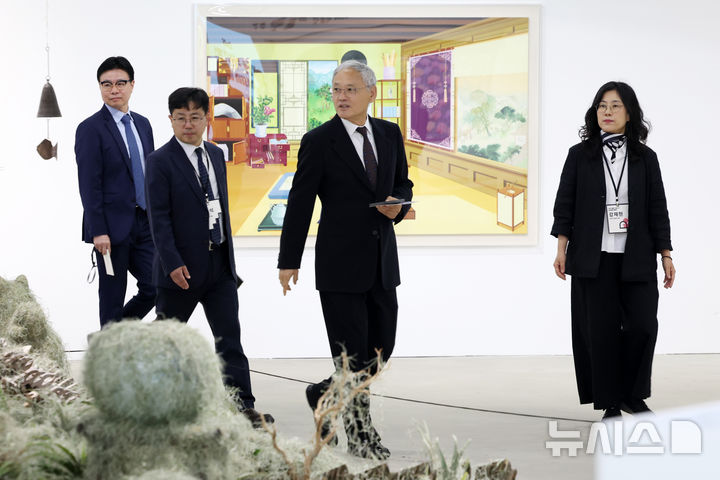 [서울=뉴시스] 박진희 기자 = 유인촌 문화체육관광부 장관이 2일 서울 은평구 사비나미술관에서 열린 '2025 박물관·미술관 주간' 개막식에 참석하고 있다. '박물관·미술관 주간'은 '세계 박물관의 날'을 기념해 전국 박물관·미술관이 참여하는 문화축제이다. 2025.05.02. pak7130@newsis.com