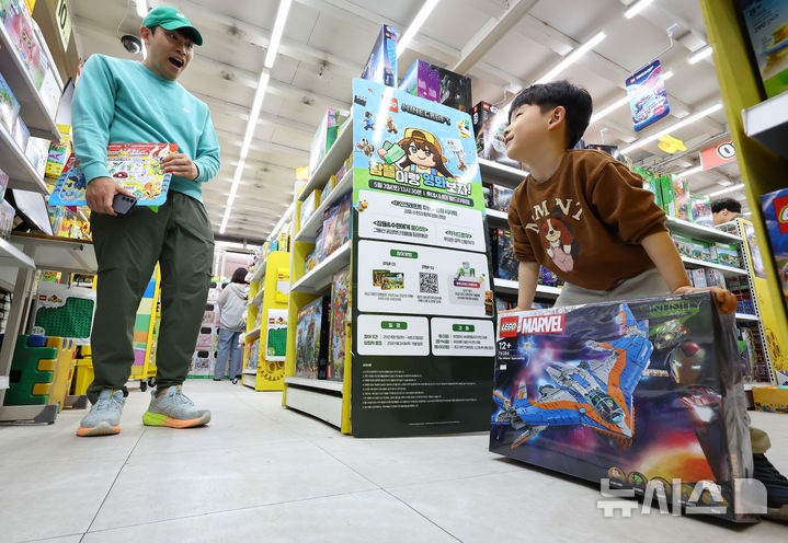 [서울=뉴시스] 황준선 기자 = 어린이날을 사흘 앞둔 2일 오후 서울 종로구 동대문 완구·문구 거리를 찾은 어린이가 장난감을 고르고 있다. 2025.05.02. hwang@newsis.com
