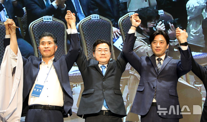 [전주=뉴시스] 김얼 기자 = 박찬대(가운데) 더불어민주당 상임총괄선대위원장과 이원택(왼쪽) 전북특별자치도당 위원장을 비롯한 전북도당 선대위 관계자들이 2일 전북 전주시 전북대학교 국제컨벤션센터에서 열린 '더불어민주당 전북특별자치도당 선대위 출범식 및 필승 결의대회'에 참석해 당원들에게 인사를 하고 있다. 2025.05.02. pmkeul@newsis.com