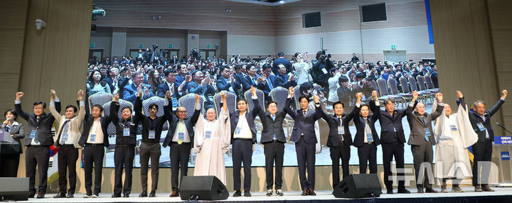 [전주=뉴시스] 김얼 기자 = 박찬대 더불어민주당 상임총괄선대위원장과 이원택 전북특별자치도당 위원장을 비롯한 전북도당 선대위 관계자들이 2일 전북 전주시 전북대학교 국제컨벤션센터에서 열린 '더불어민주당 전북특별자치도당 선대위 출범식 및 필승 결의대회'에 참석해 당원들에게 인사를 하고 있다. 2025.05.02. pmkeul@newsis.com