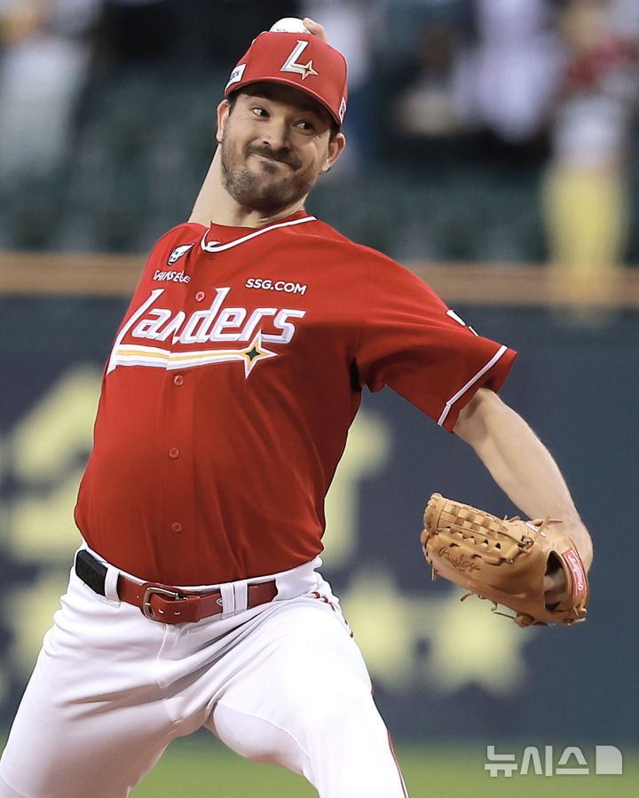 [서울=뉴시스] 정병혁 기자 = 2일 서울 송파구 잠실야구장에서 열린 2025 KBO리그 SSG 랜더스와 LG 트윈스의 경기, SSG 선발 앤더슨이 역투하고 있다. 2025.05.02. jhope@newsis.com