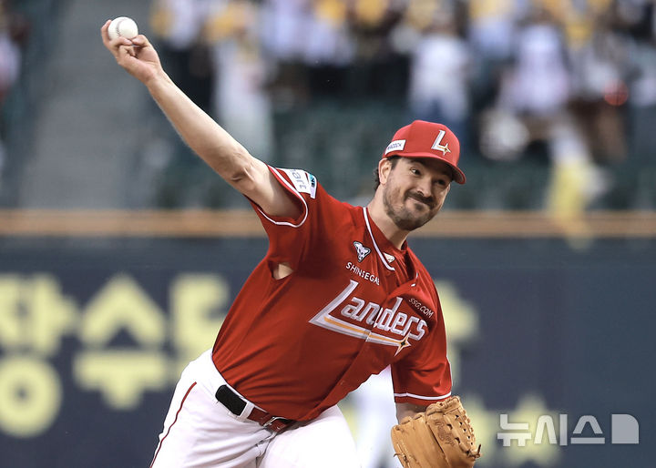 [서울=뉴시스] 정병혁 기자 = 2일 서울 송파구 잠실야구장에서 열린 2025 KBO리그 SSG 랜더스와 LG 트윈스의 경기, SSG 선발 앤더슨이 역투하고 있다. 2025.05.02. jhope@newsis.com