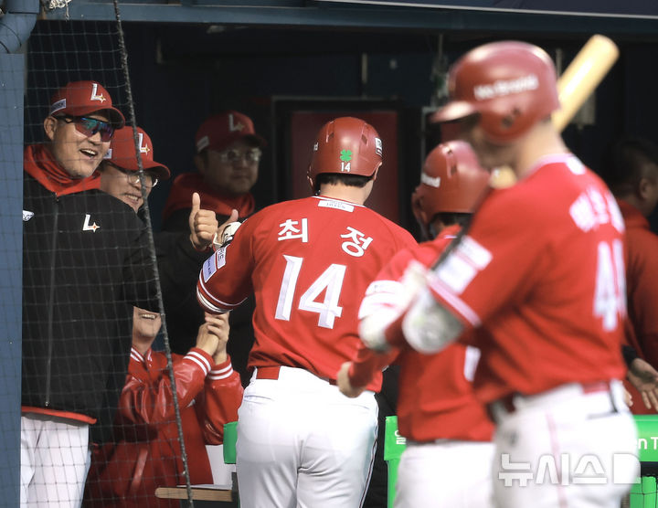 [서울=뉴시스] 정병혁 기자 = 2일 서울 송파구 잠실야구장에서 열린 2025 KBO리그 SSG 랜더스와 LG 트윈스의 경기, 1회초 1사 1루 상황 SSG 최정이 투런포를 친 뒤 덕아웃에서 동료들의 축하를 받고 있다. 2025.05.02. jhope@newsis.com