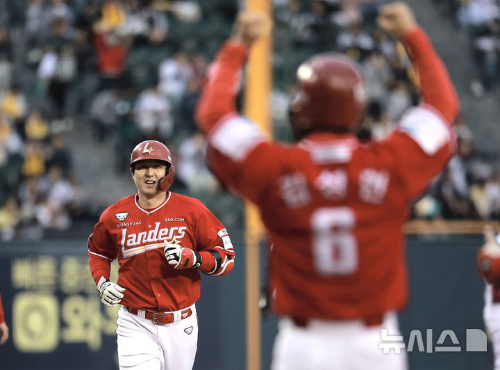 [서울=뉴시스] 정병혁 기자 = 2일 서울 송파구 잠실야구장에서 열린 2025 KBO리그 SSG 랜더스와 LG 트윈스의 경기, 1회초 1사 1루 상황 SSG 최정이 투런포를 친 뒤 그라운드를 돌고 있다. 2025.05.02. jhope@newsis.com