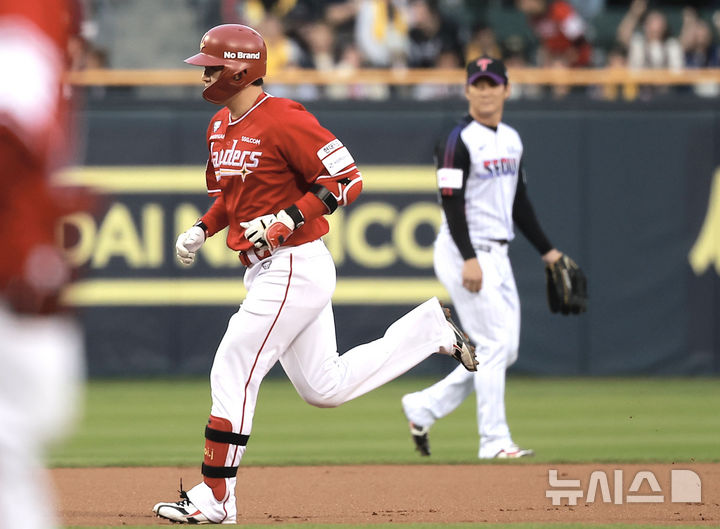 [서울=뉴시스] 정병혁 기자 = 2일 서울 송파구 잠실야구장에서 열린 2025 KBO리그 SSG 랜더스와 LG 트윈스의 경기, 1회초 1사 1루 상황 SSG 최정이 투런포를 친 뒤 그라운드를 돌고 있다. 2025.05.02. jhope@newsis.com