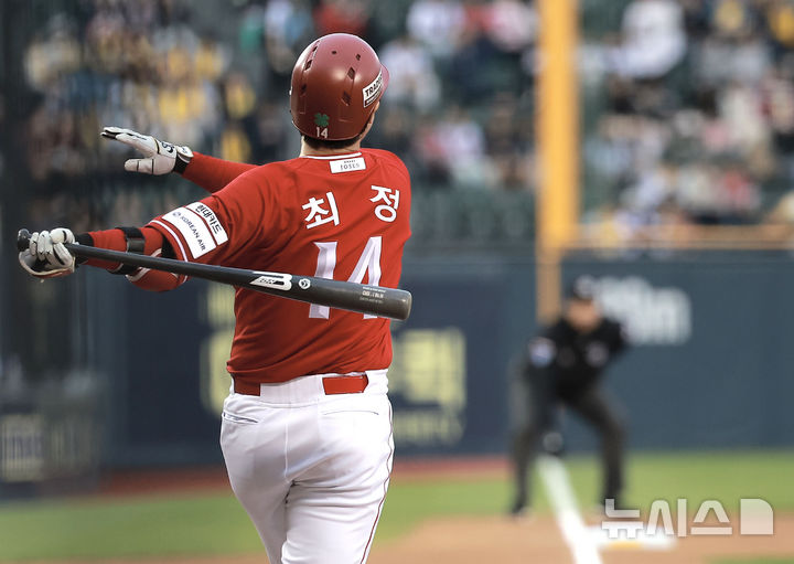 [서울=뉴시스] 정병혁 기자 = 2일 서울 송파구 잠실야구장에서 열린 2025 KBO리그 SSG 랜더스와 LG 트윈스의 경기, 1회초 1사 1루 상황 SSG 최정이 투런포를 치고 있다. 2025.05.02. jhope@newsis.com