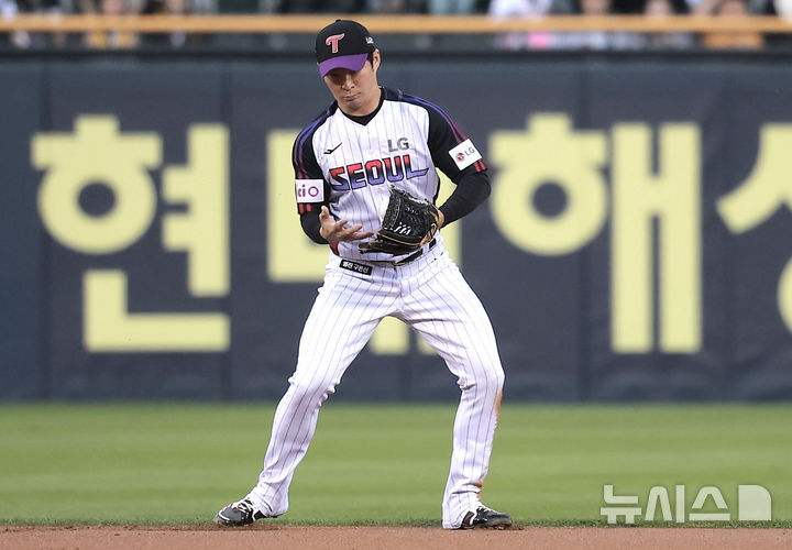 [서울=뉴시스] 정병혁 기자 =5월2일 서울 송파구 잠실야구장에서 열린 2025 KBO리그 SSG 랜더스와 LG 트윈스의 경기, 1회초 1사 주자없는 상황 SSG 김성현 안타 때 LG 유격수 오지환이 공을 놓치고 있다. 2025.05.02. jhope@newsis.com