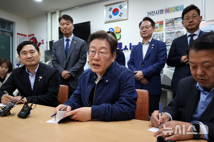 [고성=뉴시스] 조성우 기자 = 민심을 청취하는 '경청 투어'에 나선 이재명 더불어민주당 대선후보가 2일 오후 강원도 고성군 거진전통시장에서 상인회장과 간담회를 하고 있다. 2025.05.02. xconfind@newsis.com