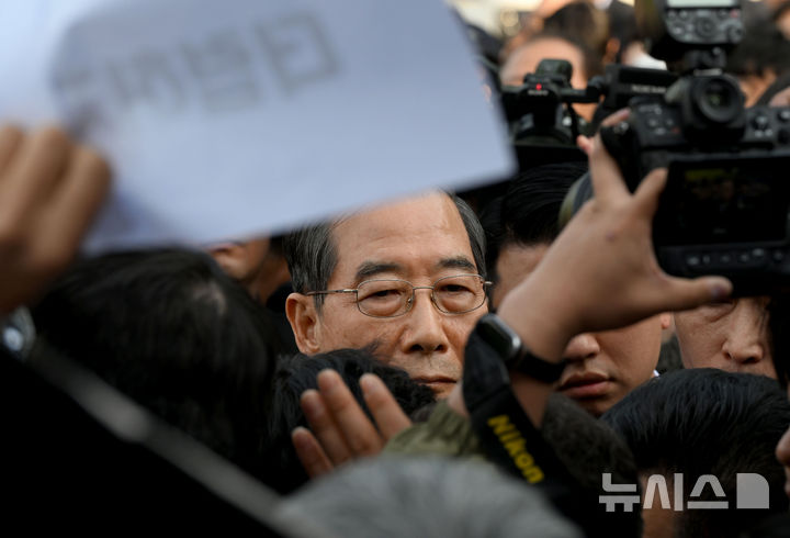 [광주=뉴시스] 김혜인 기자 = 대통령 선거 출마를 선언한 한덕수 전 국무총리가 2일 오후 광주 북구 국립5·18민주묘지 참배를 위해 들어서고 있으나 시민 사회 단체에 가로막혀 앞으로 나아가지 못하고 있다. 2025.05.02. hyein0342@newsis.com