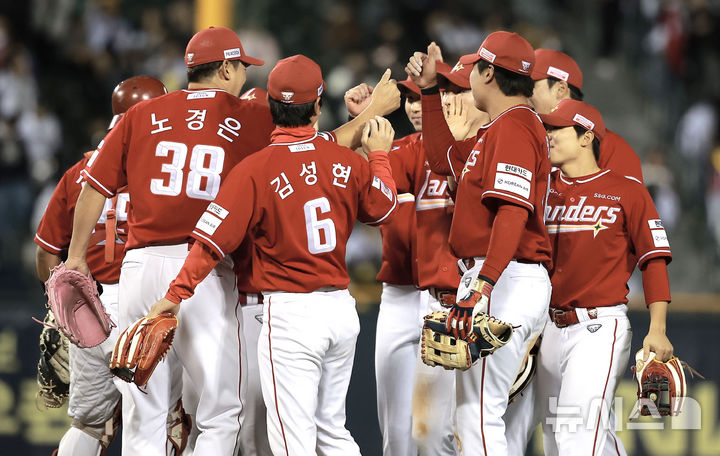 [서울=뉴시스] 정병혁 기자 = 2일 서울 송파구 잠실야구장에서 열린 2025 KBO리그 SSG 랜더스와 LG 트윈스의 경기, 2-1로 승리한 SSG 투수 노경은을 비롯한 선수들이 기뻐하고 있다. 2025.05.02. jhope@newsis.com