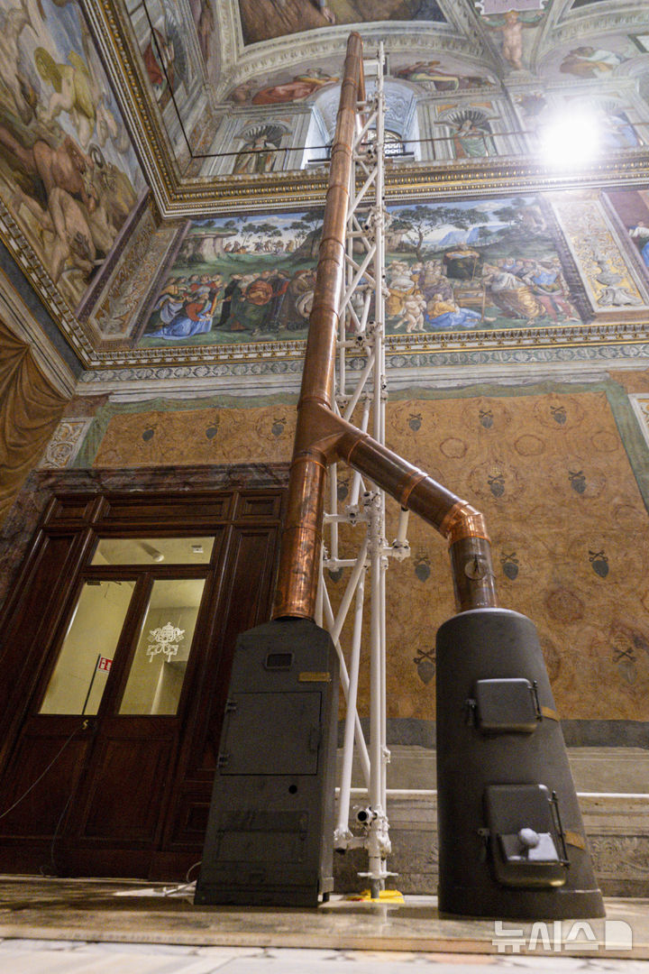 [바티칸=AP/뉴시스] 교황청은 3일(현지 시간) 제267개 교황 선출을 위한 콘클라베 준비 영상을 공개했다. 2일 촬영된 영상 사진에서 바티칸 시스티나 성당에 투표용지를 태울 난로가 설치된 모습이 보인다. 콘클라베는 7일부터 시작된다. 2025.05.03.