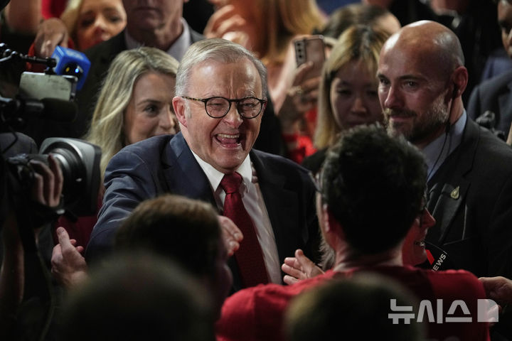 [시드니=AP/뉴시스] 3일 치러진 호주 총선에서 승리해 연임에 성공한 앤서니 앨버니지 총리가 당직자 및 당원들과 기쁨을 나누고 있다. 앨버니지 총리가 이끄는 노동당은 이날 총선에서 야당인 자유당·국민당 연합에 압승을 거뒀다. 2025.05.27.