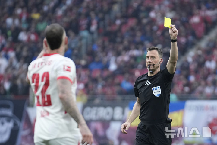 [라이프치히=AP/뉴시스]토트넘-맨유 유로파 결승에 배정된 츠바이어 심판. 2025.05.03.