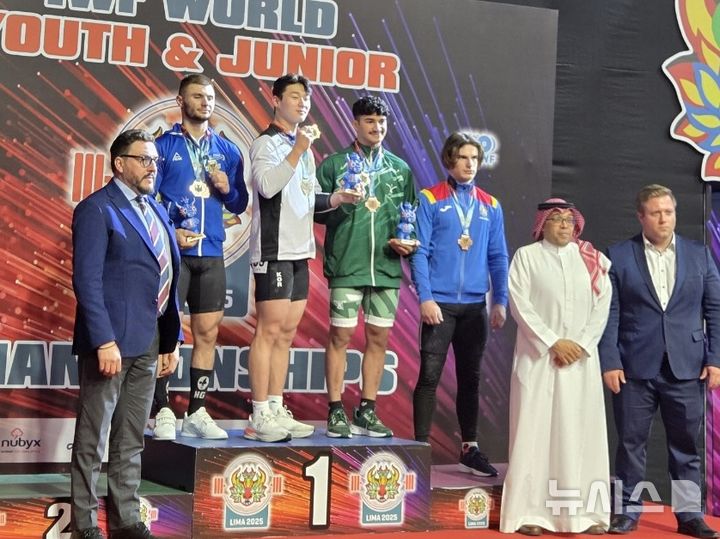 [서울=뉴시스]박주현(왼쪽 세번째)이 3일(한국 시간) 페루 리마에서 열린 2025 세계주니어역도선수권 남자 73㎏급에서 우승한 뒤 시상식에서 기념 촬영하고 있다. (사진=대한역도연맹 제공)