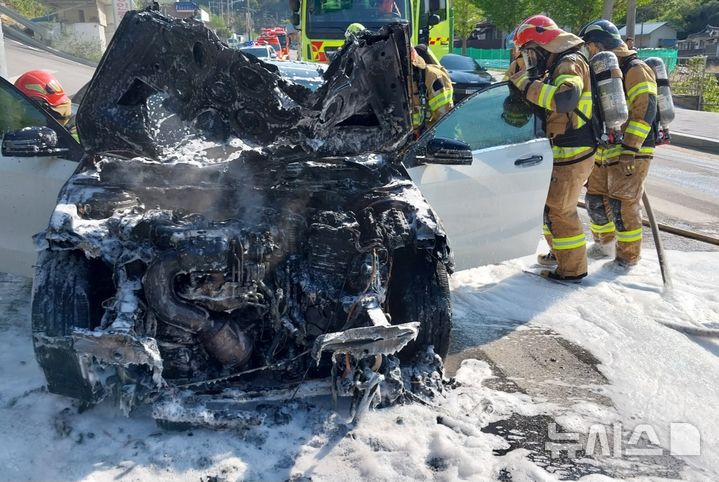 [봉화=뉴시스] 안병철 기자 = 지난 2일 오후 3시55분께 경북 봉화군 봉화읍 내성리 한 도로를 달리던 벤츠 차량에서 불이 났다.(사진=경북소방본부 제공) 2025.05.03. photo@newsis.com