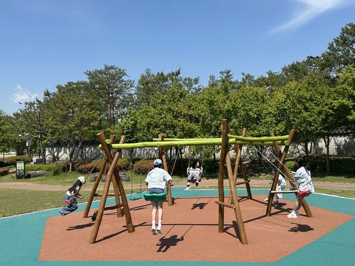 [대전=뉴시스]한반수목원 어린이놀이터에 조성된 무장애놀이시설. 2025. 05. 03 photo@newsis.com *재판매 및 DB 금지