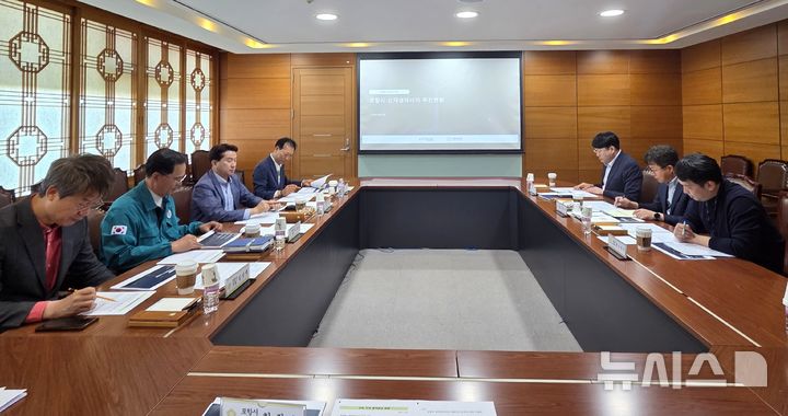 [포항=뉴시스] 송종욱 기자 = 포항시의회 의원연구단체 '바람길'은 지난 2일 정책간담회를 열고 해상 풍력 단지 조성 방안을 논의했다. 사진은 정책간담회 모습. (사진=포항시의회 제공) 2025.05.03. photo@newsis.com