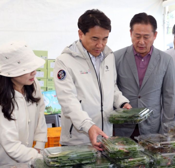 [홍천=뉴시스] 3일 '강원n 홍천 산나물축제'가 김진태 강원특별도지사(사진 왼쪽)와 신영재 홍천군수(사진 오른쪽) 등이 참석한 가운데 이날 홍천종합운동장에서 개막돼, 오는 5일까지 3일간의 싱상한 지역산나물축제를 시작했다. syi23@newsis.com *재판매 및 DB 금지