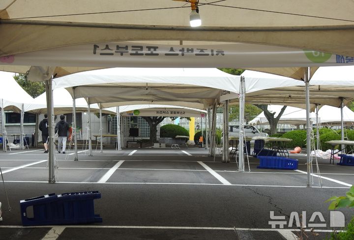 [제주=뉴시스] 오영재 기자 = 어린이날 연휴 첫날인 3일 오후 제주학생문화원에서 열린 '2025 어린이 행복축제'에서 강풍으로 인해 야외 프로그램이 운영되지 않고 있다. 이날 제주 대부분 지역에 강풍특보가 발효됐다. 2025.05.03. oyj4343@newsis.com 