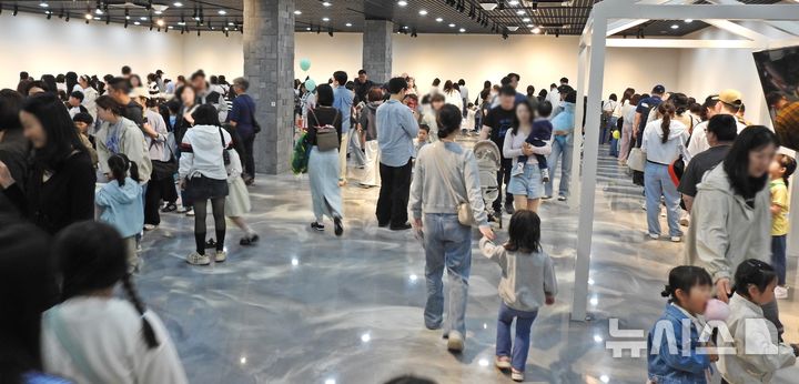 [제주=뉴시스] 오영재 기자 = 어린이날 연휴 첫날인 3일 오후 제주학생문화원에서 '2025 어린이 행복축제'가 열리고 있다. 이날 강풍이 불면서 야외 프로그램이 대부분 중단되고 실내에서 운영됐다. 2025.05.03. oyj4343@newsis.com 