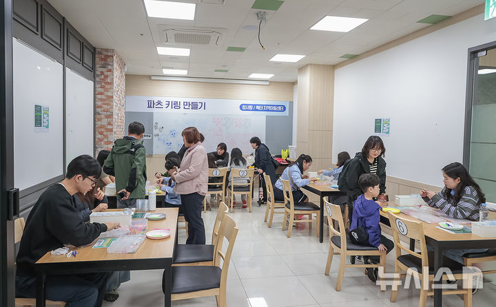 [시흥=뉴시스] 어린들이 지하1층 식당에서 열쇠 만들기 체험을 하고 있다. (사진=시흥시 제공).