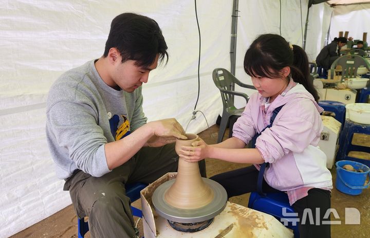  [문경=뉴시스] 김진호 기자 = 경북 문경시 문경새재 오픈세트장에서 열린 '2025 문경찻사발축제'에서 3일 한 어린이가 도자기빗기 체험을 하고 있다. 2025.05.03. kjh9326@newsis.com 