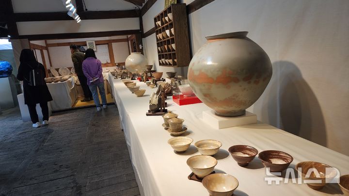 [문경=뉴시스] 김진호 기자 = 경북 문경시 문경새재 오픈세트장에서 3일 개막된 '2025 문경찻사발축제'에서 방문객들이 전시된 찻사발을 관람하고 있다. 2025.05.03. kjh9326@newsis.com 