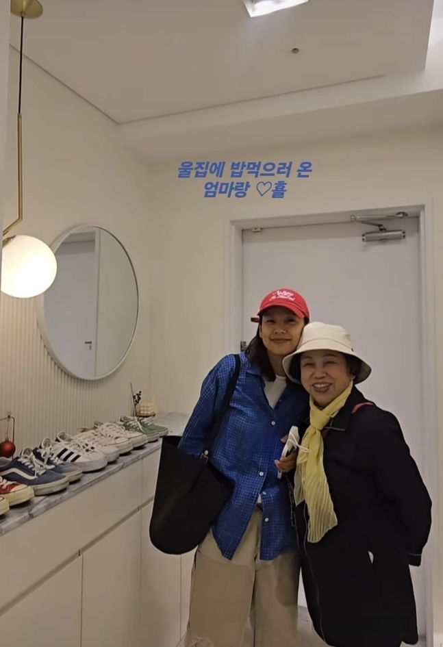 [서울=뉴시스] 가수 이효리와 모친의 다정한 모습이 공개됐다. (사진=이효리 친언니 인스타그램 캡처) 2025.05.03. photo@newsis.com   *재판매 및 DB 금지