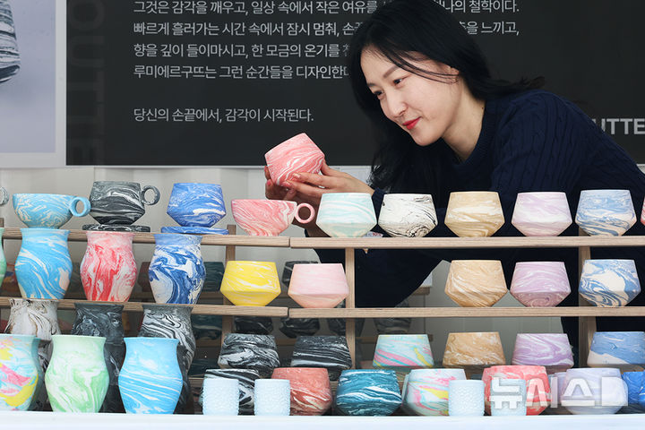 [여주=뉴시스]도자기 작품들