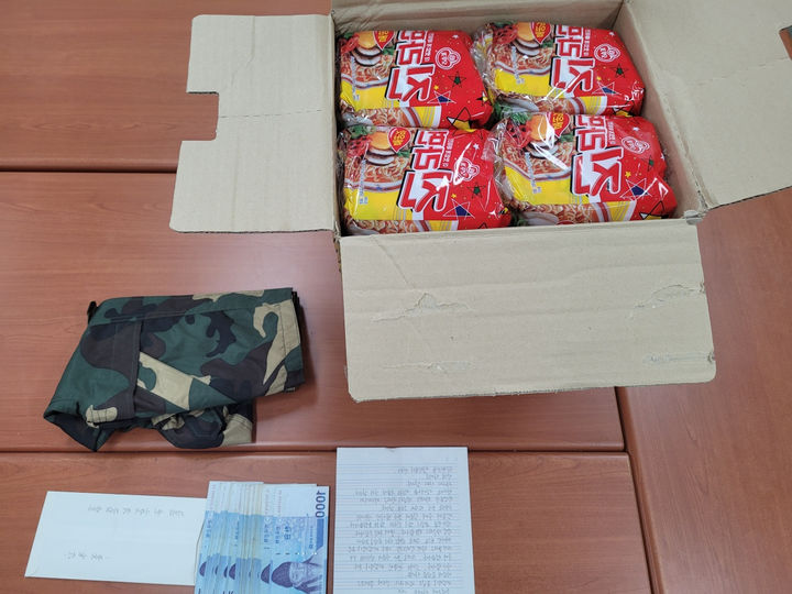 [부산=뉴시스] 3일 오전 부산 북구 덕천지구대 앞에 기부자가 두고 간 선물상자. (사진=부산경찰청 제공) 2025.05.03. photo@newsis.com *재판매 및 DB 금지