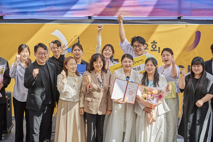 [남원=뉴시스] 지난2일 남원 십수정 특설무대에서 열린 '제52회 대한민국 춘향국악대전 퓨전·창작국악 경연대회' 대상을 받은 '양이온'팀(앞 왼쪽 네번째·다섯번째, 뒤 왼쪽 내번째·다섯번째·여섯번째)이 대회 관계자들와 기념사진을 찍고 있다. *재판매 및 DB 금지